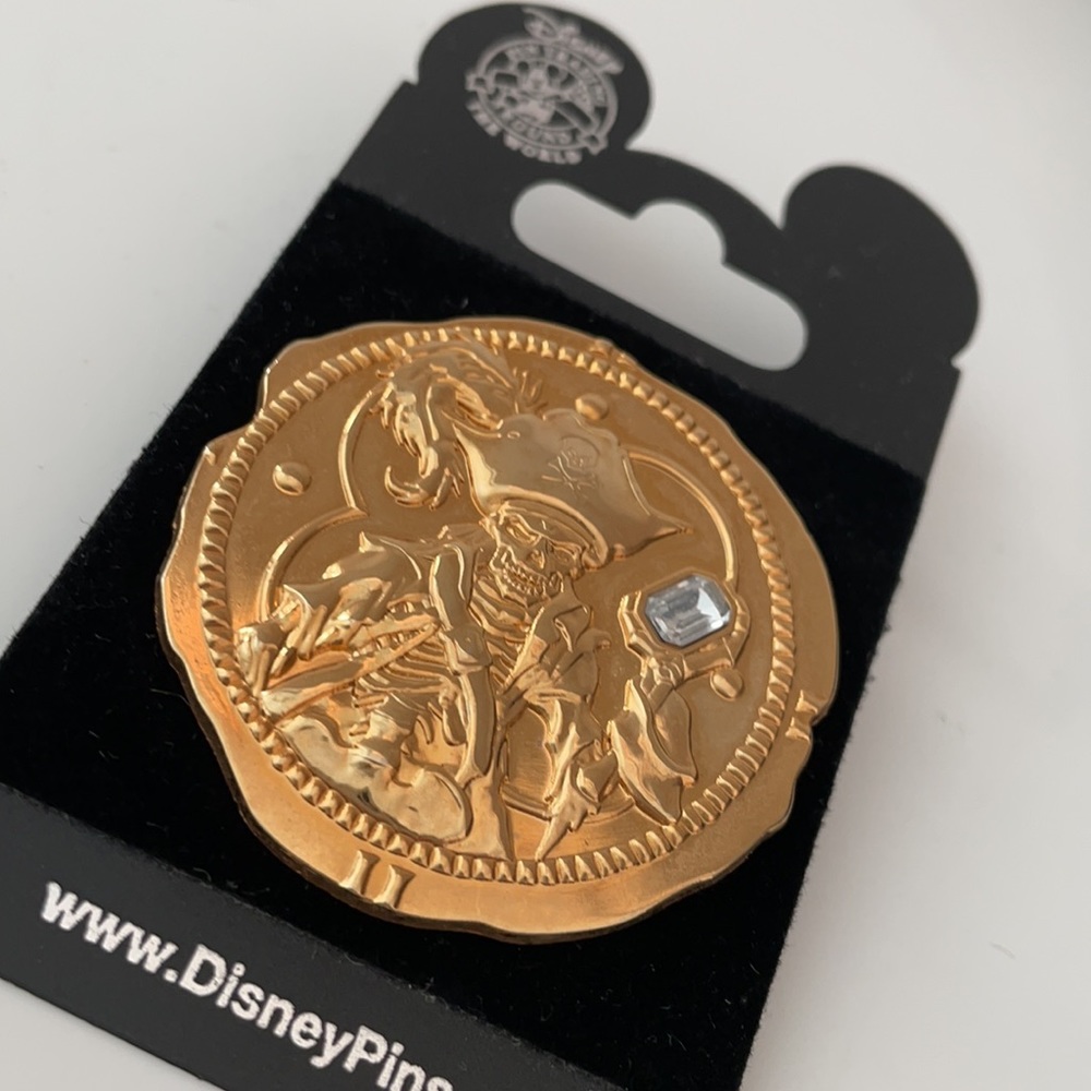 DISNEY PIRATES OF THE CARIBBEAN SKULL MEDALLION